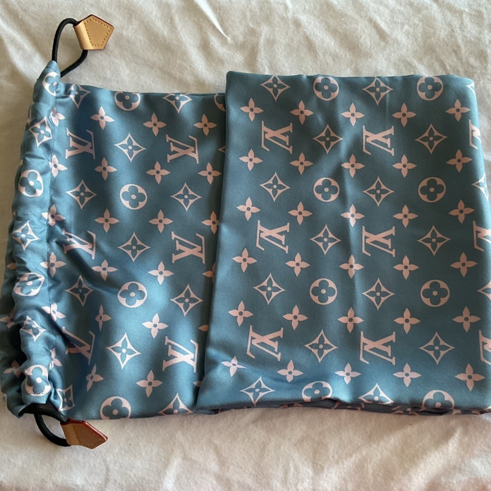Louis Vuitton Pink and Gray Drawstring Bag - Picture 3 of 5